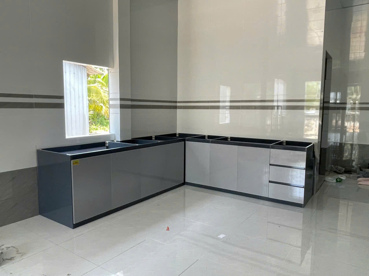 Thi công mẫu tủ bếp nhựa B21