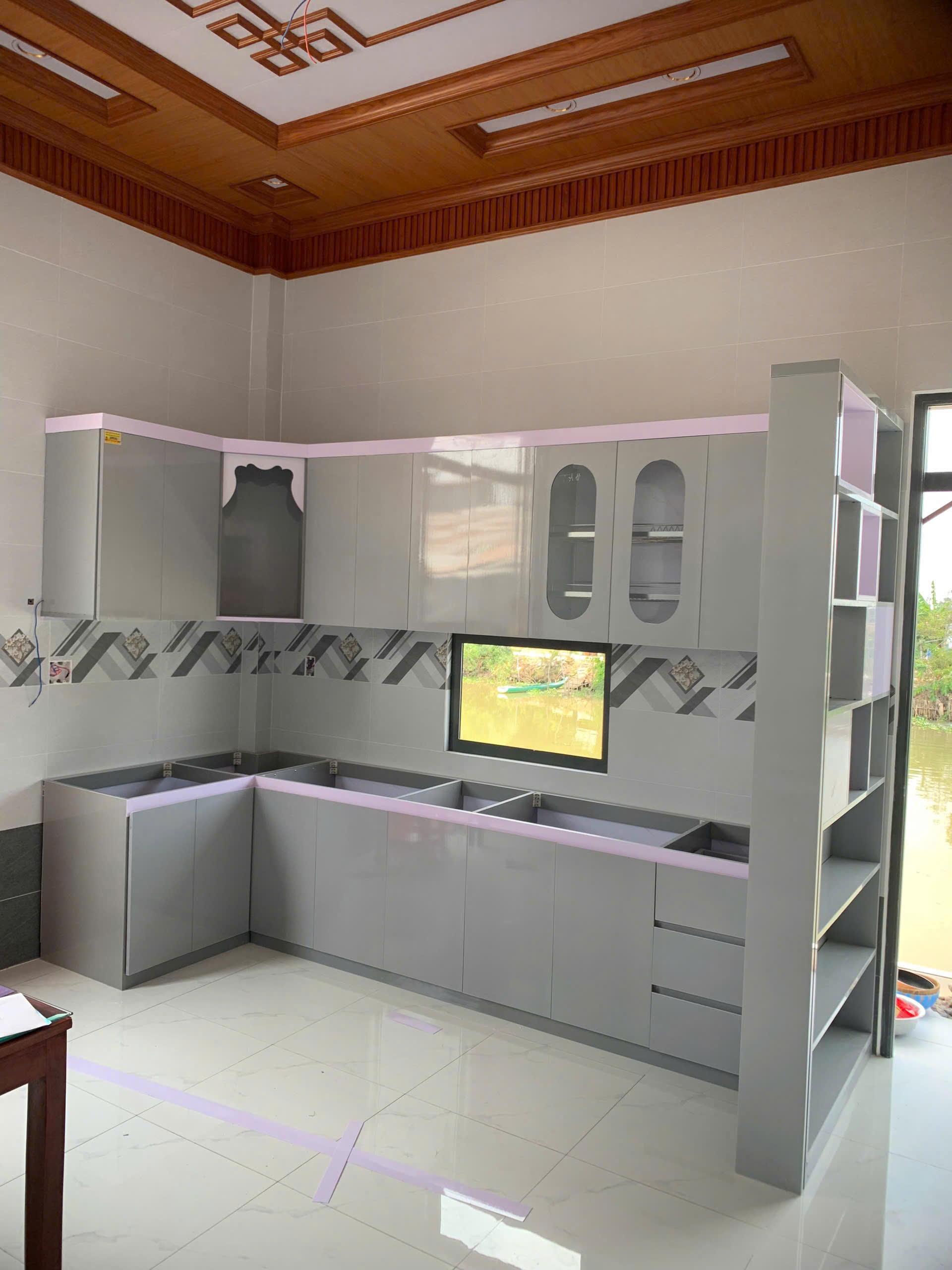 Thi công mẫu tủ bếp nhựa B24