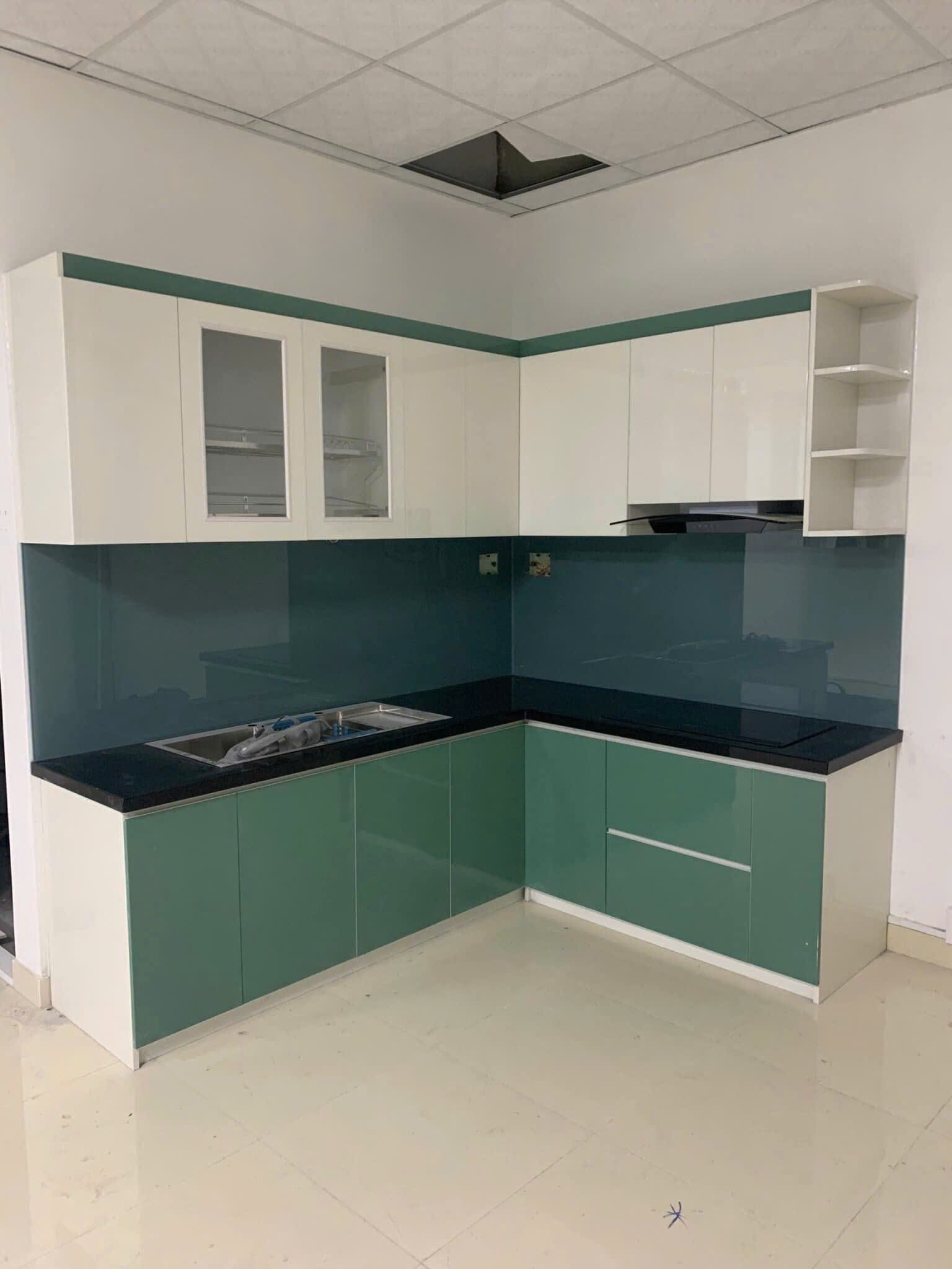 Thi công mẫu tủ bếp nhựa B64